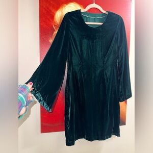Elegant Long Sleeve Velvet Dress in Emerald